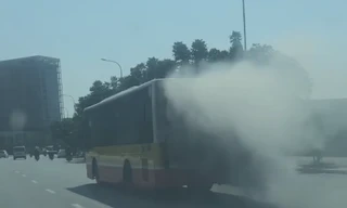 Xe buýt vừa đi vừa xả khói mù mịt ở Hà Nội