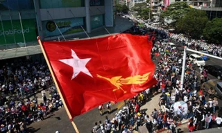 Cờ của đảng NLD được người biểu tình giương cao ở Yangon. Ảnh: BBC