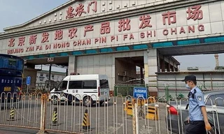 Cổng vào chợ Xinfadi. Ảnh: Reuters