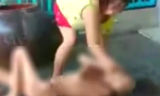 Bà Mai đã hành hạ, chửi bới trong lúc tắm rửa cho mẹ ruột của mình vá mắng "chết sớm đi". Ảnh cắt từ clip