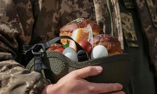 Binh sĩ Ukraine ăn mừng Lễ Phục sinh trên chiến trường