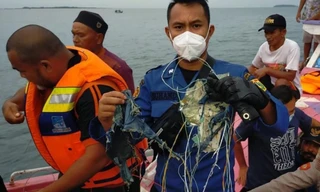 Lực lượng cứu hộ tìm thấy mảnh vỡ máy bay. Ảnh: RT