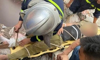 Cảnh sát giải cứu công nhân bị khối bê tông đổ sập, đè lên người 