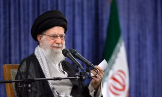 Lãnh tụ Tối cao Iran thẳng thừng bác bỏ lời kêu gọi đầu hàng của Tổng thống Mỹ
