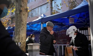 Siêu đô thị Trung Quốc cho phép người mắc COVID-19 có triệu chứng đi làm 