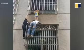 Người phụ nữ 'anh hùng' để bé gái ngã lọt 'chuồng cọp' đứng trên vai suốt 20 phút