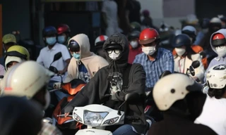 Dân văn phòng khốn khổ đi làm ngày vía Thần Tài