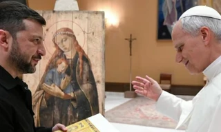 Tổng thống Ukraine tặng Giáo hoàng Leo XIV tranh vẽ trên vỏ thùng đạn