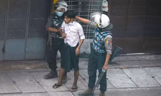 Cảnh sát Myanmar khống chế một người biểu tình ngày 19/3. Ảnh: Reuters