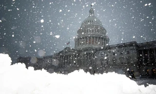 Hình ảnh thủ đô Washington bị 'nhấn chìm' trong bão tuyết bất thường