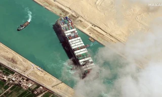 Tàu Ever Given chắn ngang kênh đào Suez. Ảnh: Maxar