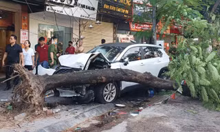 Hà Nội: Ô tô đâm liên hoàn nhiều xe máy trên phố Trần Đại Nghĩa