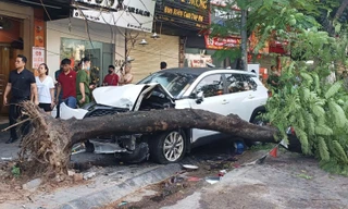 Hà Nội: Ô tô đâm liên hoàn nhiều xe máy trên phố Trần Đại Nghĩa