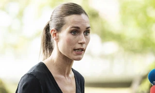 Thủ tướng Phần Lan xin lỗi về bức ảnh hai phụ nữ ngực trần hôn nhau