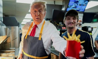 Ứng viên tổng thống Mỹ của đảng Cộng hòa Donald Trump 'phục vụ' ở McDonald's