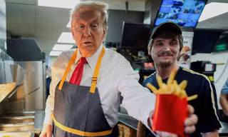 Ứng viên tổng thống Mỹ của đảng Cộng hòa Donald Trump 'phục vụ' ở McDonald's