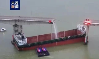 Sà lan đâm gãy cầu ở Trung Quốc, nhiều phương tiện rơi xuống sông