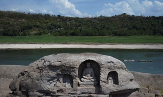 Nước cạn khô làm lộ ra bức tượng 600 năm tuổi trên sông Dương Tử