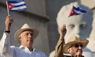 Ông Miguel Diaz-Canel (trái) và ông Raul Castro (phải) trong sự kiện kỉ niệm ngày Quốc tế Lao động năm 2019. Ảnh: AP