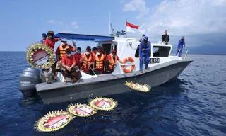 Thả vòng hoa tưởng niệm thủy thủ đoàn tàu KRI Nanggala-402. Ảnh: Reuters