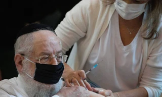 Israel tuyên bố mũi vắc xin thứ tư giúp tăng lượng kháng thể lên 5 lần