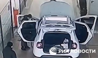 Đặc vụ Nga chặn xe hơi gắn thiết bị nổ ở cửa ngõ Crimea