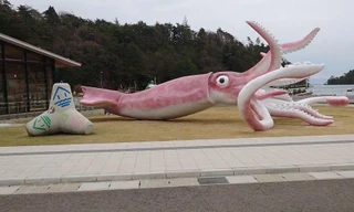 Bức tượng con mực dài 9m, cao 4m ở thị trấn Noto. Ảnh: Reuters