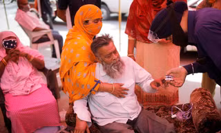 Bệnh nhân COVID-19 tập trung tại đền Sikh ở Ghaziabad. Ảnh: Reuters