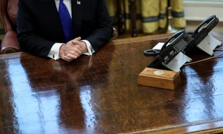 Chiếc nút màu đỏ nằm trên hộp gỗ ngay trong tầm với của ông Trump. Ảnh: Getty