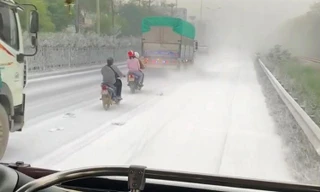 Hà Nội: Cả đoạn quốc lộ 5 bị phủ như tuyết, bụi trắng bay dày đặc
