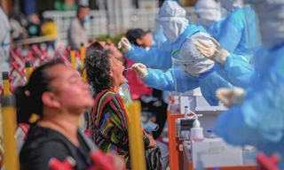 Người dân Thanh Đảo đi xét nghiệm sàng lọc COVID-19. Ảnh: VCG