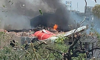 Ấn Độ: Máy bay rơi trúng kí túc xá, đã tìm thấy hàng chục thi thể 