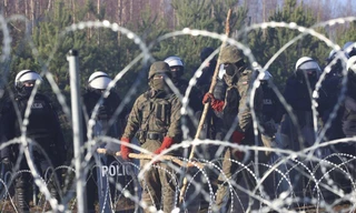 Lực lượng an ninh Ba Lan canh gác ở biên giới với Belarus. Ảnh: AP