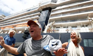 Hành khách tàu Westerdam vui mừng khi được lên bờ sau 2 tuần lênh đênh trên biển. Ảnh: AP