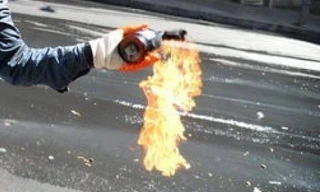 Nhóm đối tượng ném bom xăng vào nhà, một bé gái bỏng nặng