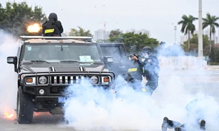 Cảnh vệ diễn tập bảo vệ nguyên thủ khi có khủng bố