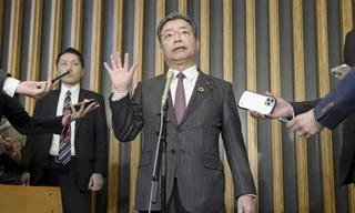 Quan chức an ninh Nhật Bản hứng chỉ trích vì vẫn ngồi ăn khi Thủ tướng bị tấn công