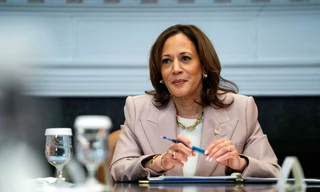 Bà Kamala Harris gấp rút tìm 'phó tướng'