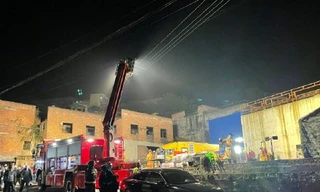 Bên ngoài khu mỏ xảy ra tai nạn. Ảnh: Twitter