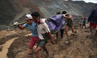 Lực lượng cứu hộ thu thập thi thể. Ảnh: AP