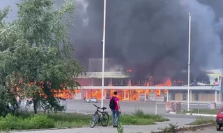 Trung tâm mua sắm ở Donetsk bị thiêu rụi, Nga nói do Ukraine pháo kích