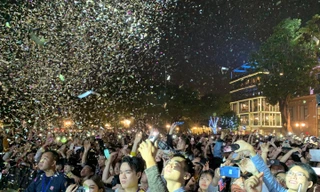 Người dân Thủ đô Hà Nội trong thời khắc chuyển giao năm mới 2020. Ảnh: Như Ý