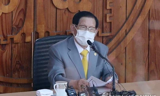 Giáo chủ đeo khẩu trang khi phát biểu trước các phóng viên. Ảnh: Yonhap