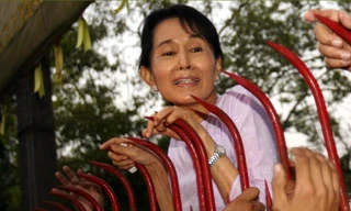 Bà Aung San Suu Kyi - người từng bị quản thúc tại gia suốt nhiều năm - chào những người ủng hộ hồi năm 2010. Ảnh: EPA