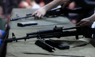 Binh sĩ xả súng trong nhà máy tên lửa Ukraine, 10 người thương vong