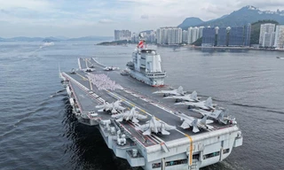 Người dân Hồng Kông 'đổ xô' xem tàu sân bay Trung Quốc