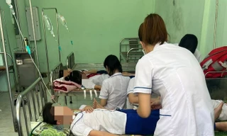 Bỏ đồ chơi vào bình nước uống dùng chung, 23 học sinh ngộ độc