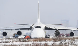 Chiếc An-124 nằm ngoài đường băng sân bay sau sự cố. Ảnh: Ria Novosti.