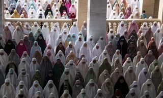 Người dân làm lễ ở Lhokseumawe, Aceh (Indonesia). Ảnh: AP