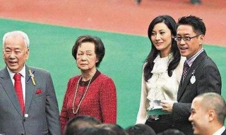 Hình ảnh hiếm hoi của Lý Gia Hân bên bố mẹ chồng. 